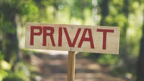 Treskilt med påskrift privat på landevei