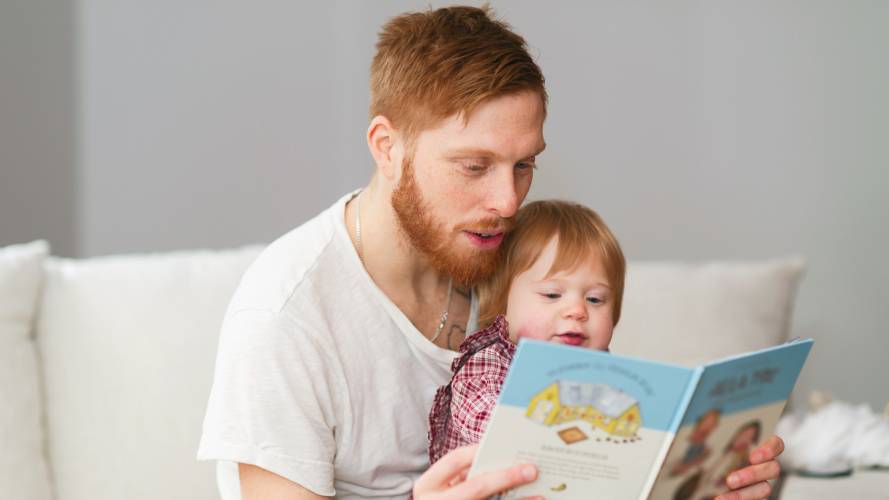 Far leser bok for sitt barn