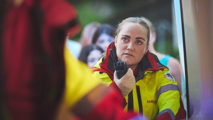 Kvinnelig ambulansesjåfør på jobb