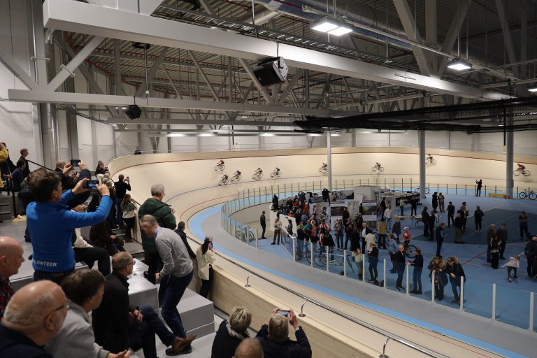 Mange hadde møtt opp på åpningen, der lokale sykkeltalenter fikk vist hvordan en velodrom skal kjøres.