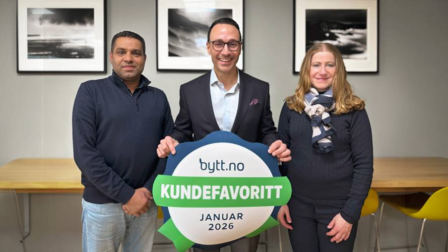  Direktør Robin Østby smiler fornøyd sammen med Yasir Ayyaz og Anne Simensen, to av forsikringsrådgiverne som får virkelig gode tilbakemeldinger fra kundene. 