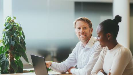 To kollegaer som sitter foran en pc