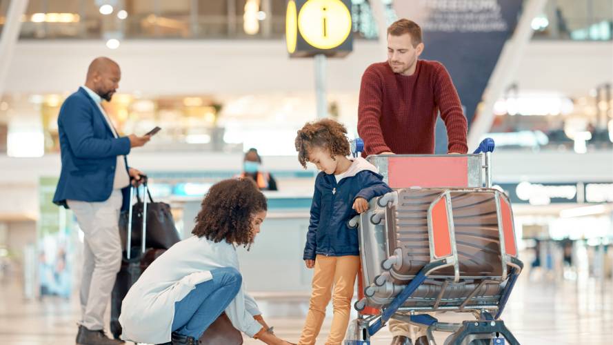 Familie_pa_flyplass_mor_knyter_skolissene_reise