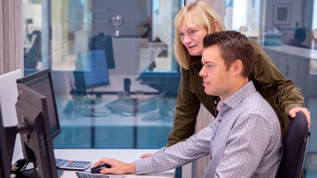 Ann Eve Fjeldstad og André Nordum i KLP Banken forteller at svindlerne blir stadig mer utspekulerte og kreative.