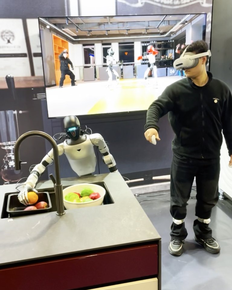 Demonstrasjon av robotteknologi og virtuelle løsninger under møte med kinesisk selskap på rundreise i Kina.