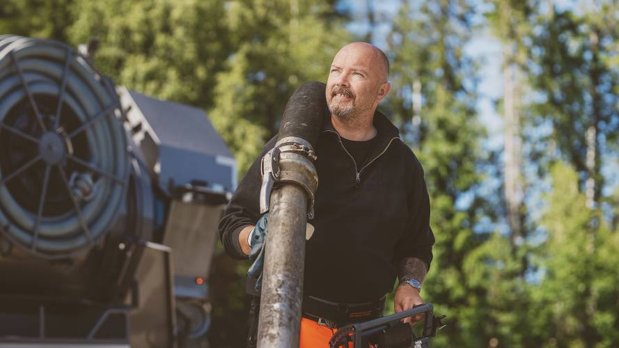 Mann som jobber med vann og avløp ute