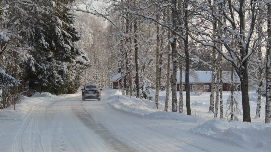 Bil på snøfylt vei