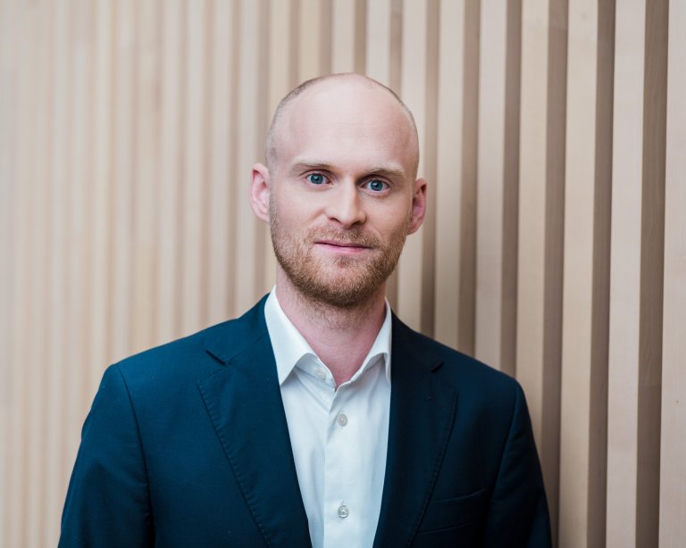 Portrett av mann i dress; Nikolai Larsen Bredal