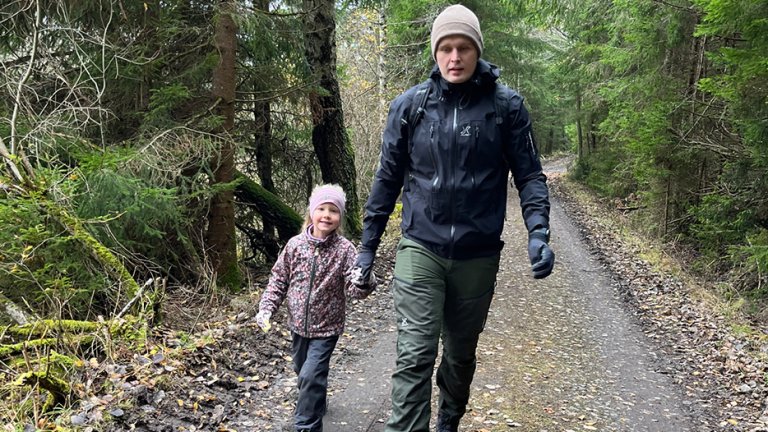 Jente og pappa på tur i skogen