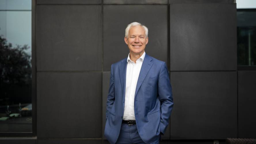 Smilende mann i blå dress; Sverre Thornes