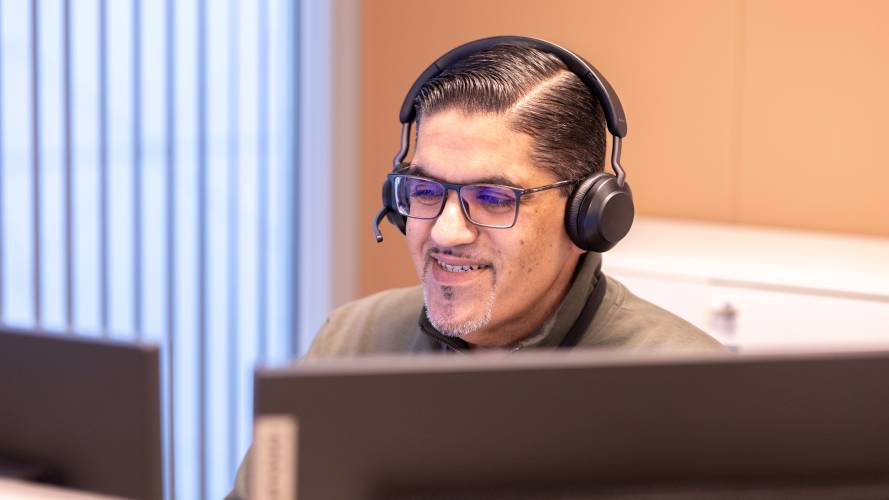 Atif Aftab er grundig og pedagogisk når han hjelper pensjonister og snart-pensjonister å bli riktig forsikret.