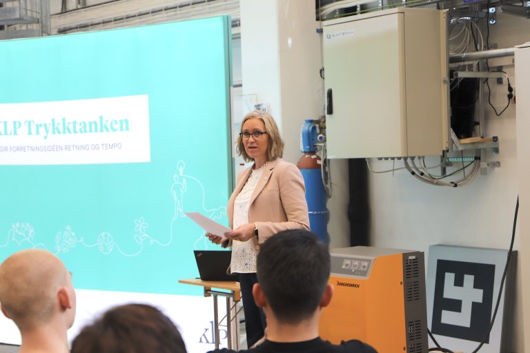 Ordfører Beate Skretting holder tale foran forsamling.