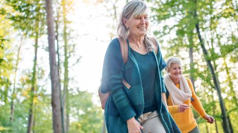 To damer som går tur ute sammen i skogen