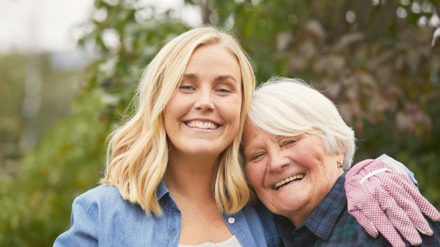 Bestemor med barnebarn ute i hagen.