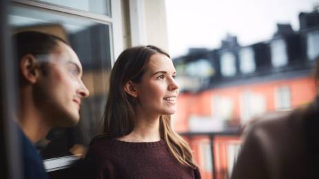 Unge mennesker som ser ut av vinduet