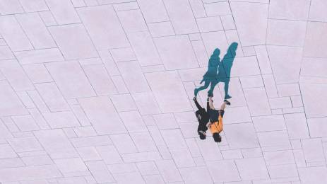 Omvendt skygge av to kvinner som går på Operataket i Oslo