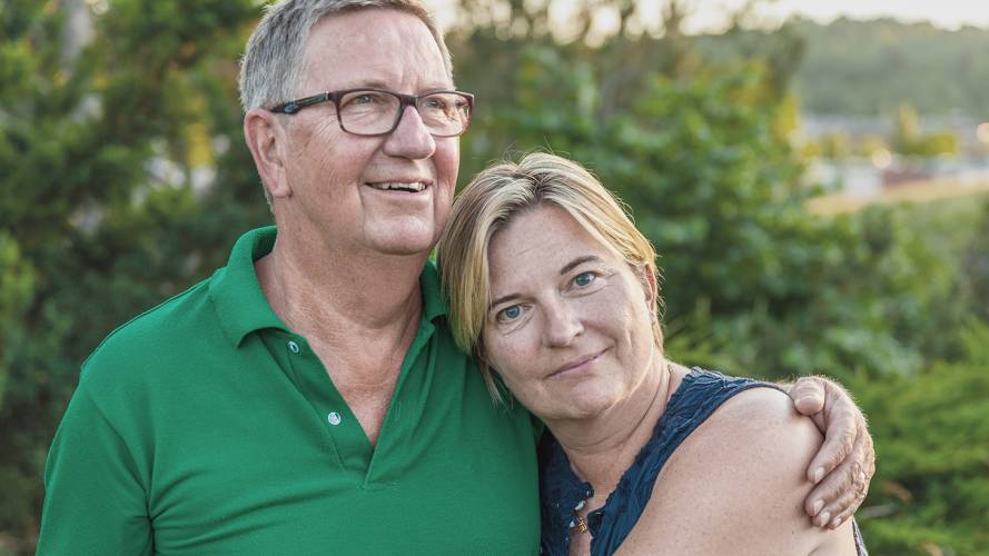 Voksen mann holde rundt voksen kvinne