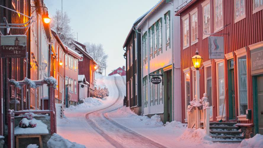 Snøbelagt gate i Røros