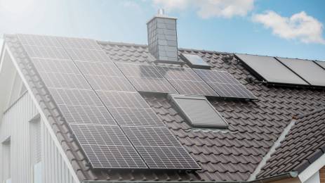 Hus med solceller på taket