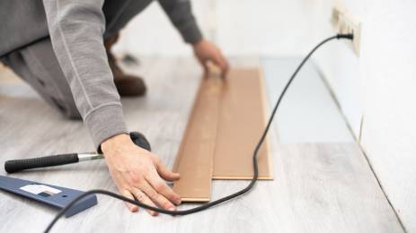 Mann som legger nytt gulv