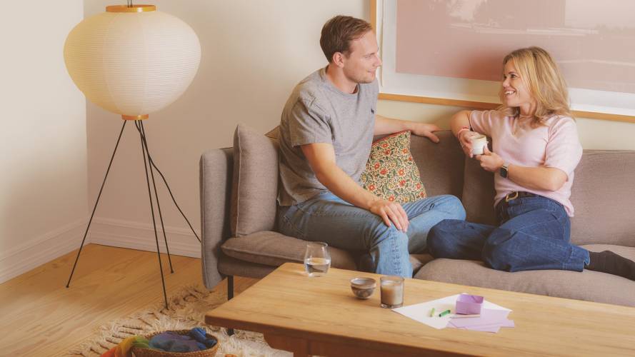 Mann_dame_stue_sofa_KLP