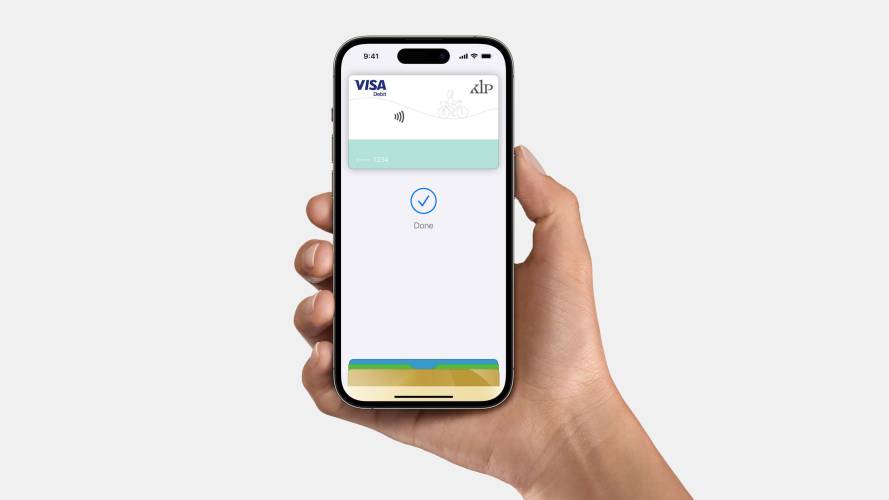 Hånd med en iPhone som betaler med Apple Pay