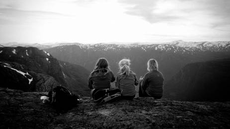 Familie på fjelltopp