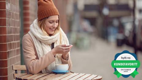 ByttNO_dame_med_telefon_og_kaffe_på_byen_okt