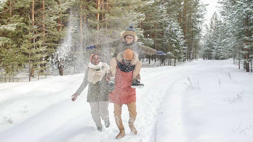 Mor, far og barn på tur ute i snøen