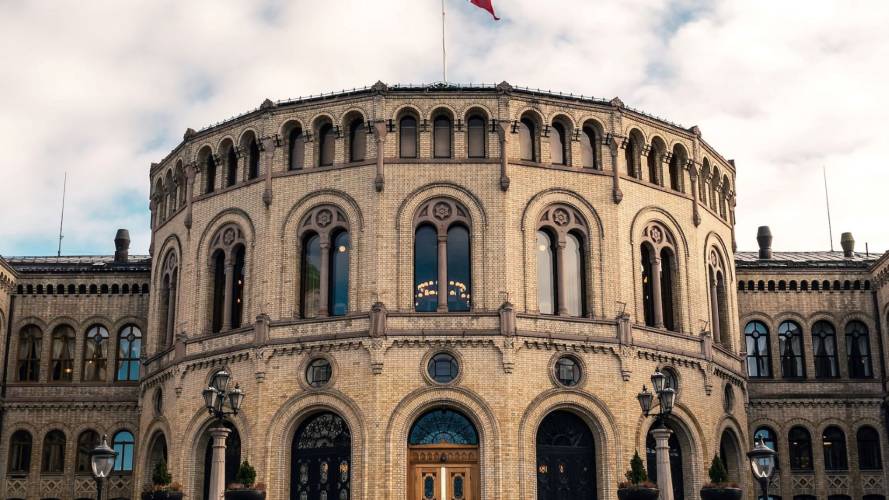 Stortinget-i-Oslo-flagg