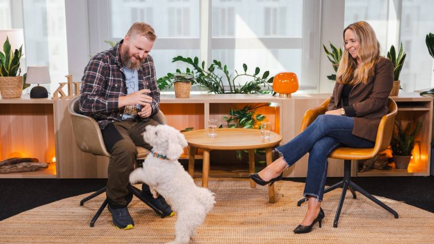 to personer og en hund i KLPs studio