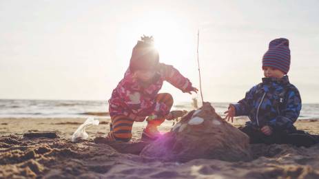 To små barn bygger sandslott