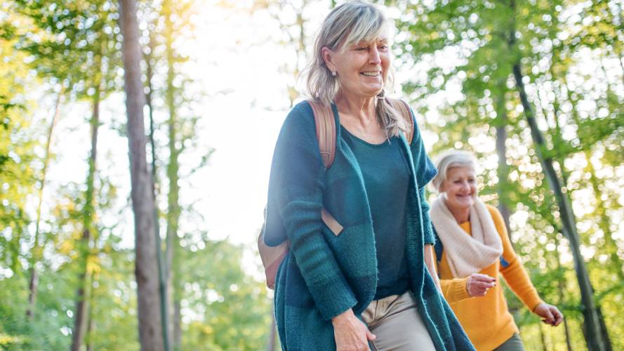 To damer som går tur ute sammen i skogen