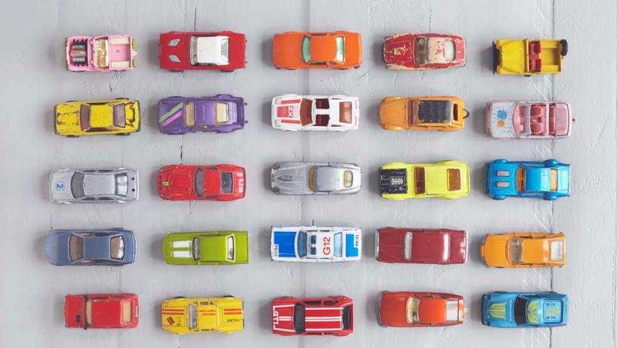 Lekebiler oppstilt på rad og rekke