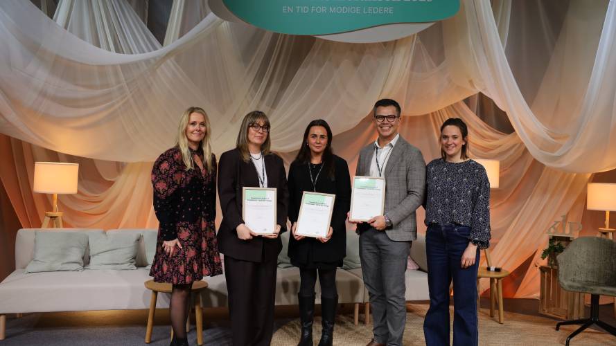 Juryleder Gro Myking (t.v.), programdirektør ved Solstrandprogrammet Accelerate Martine Langberg (t.h.) og årets tre vinnere på KLP Kommunekonferansen.