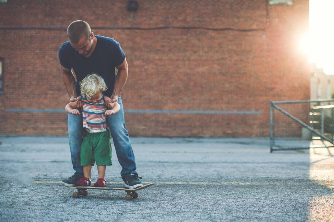 Far og sønn på skateboard