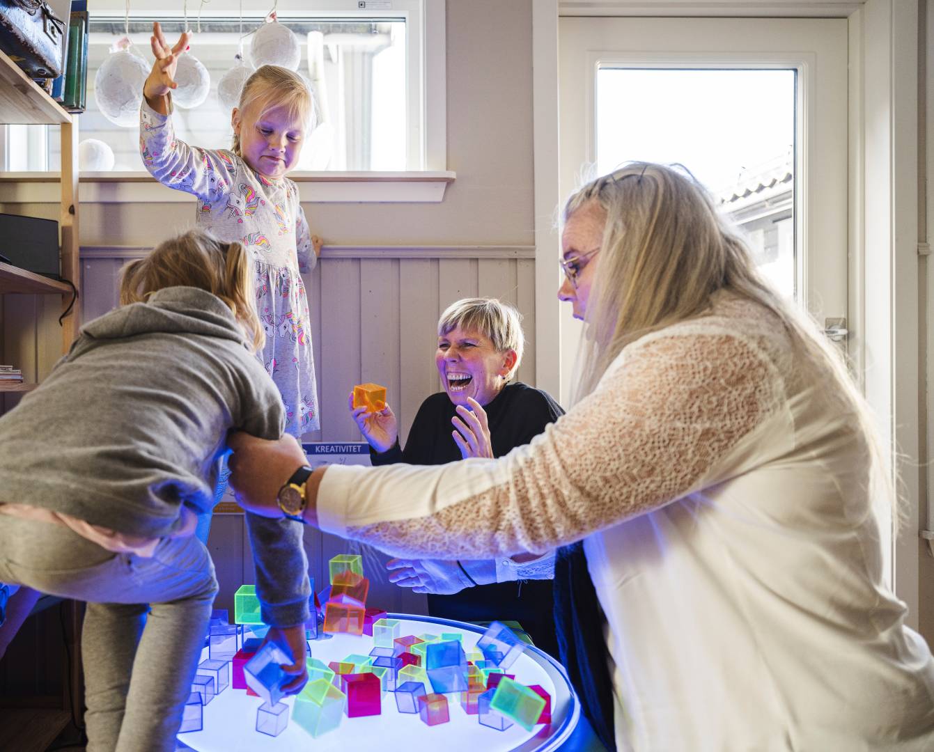 Anita Karlsen og Mona Halvorsen mener barn må få rom til å gjøre mer av det de mestrer. Her er de sammen med Saga og Julie. Foto: Benjamin Ward