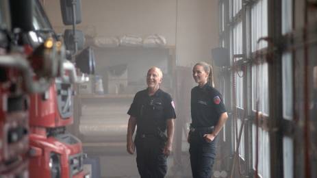Nylig pensjonist Carl Erik Lie og nyansatte Emma Ward Myran snakker om erfaringer og forventninger til livet som brannkonstabel.