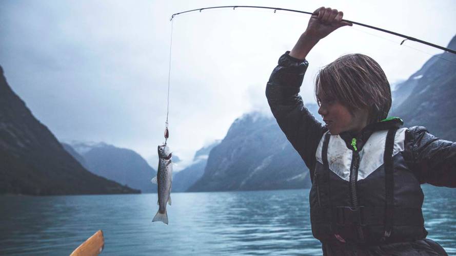 Gutt som får fisk på fjorden