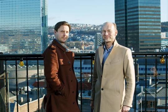 Juryleder Knut Olav Åmås (til høyre), direktør i Fritt Ord og jurysekretær Henning Sunde, partner i Rodeo Arkitekter.