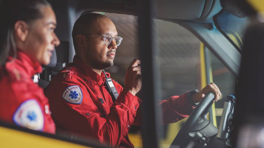 Ambulansearbeidere i en ambulanse