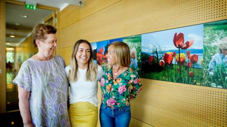 Emely Strøm (midten), mamma Line Strøm og bestemor Herdis Andersen (t.v). Foto: Anita Arntzen