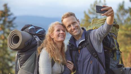 Par på skogstur tar selfie av seg selv.
