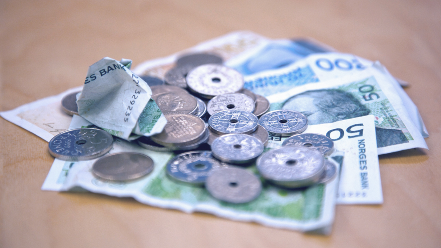 Pengebunke med norske kroner. 200 sedler, 10 kroner mynter, 5 kroner og 1 krone.