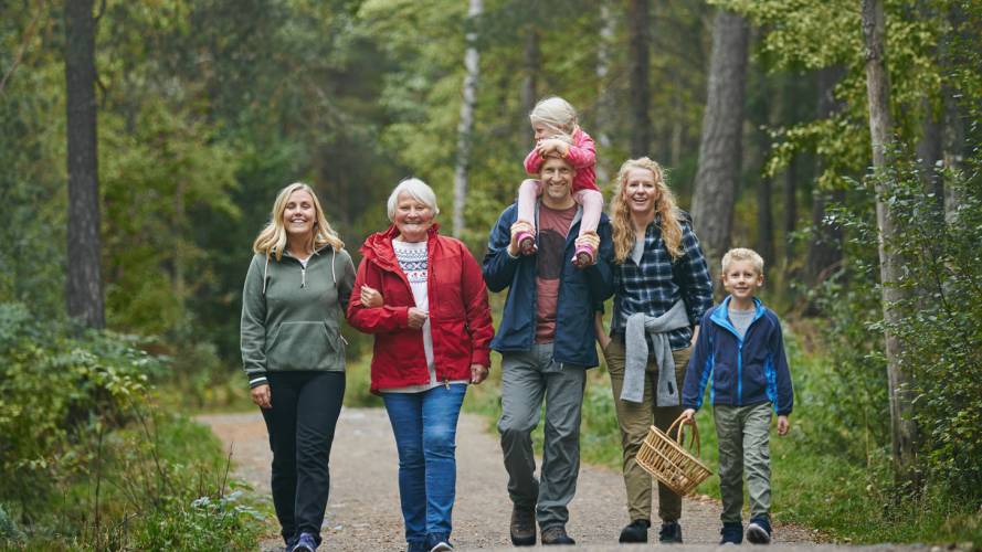 Illustrasjonsbilde - generasjoner på tur i marka