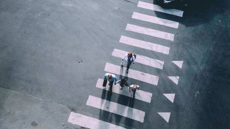 Familie i fotgjengerfelt på vei over vei