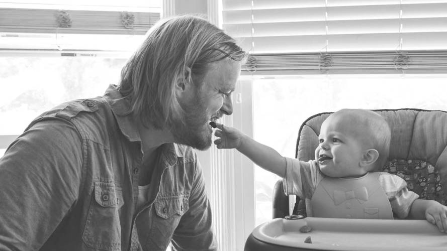 Far med liten sønn i babystol