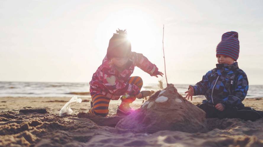 Barn bygger sandslott
