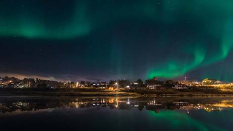 Nordlys over tettsted