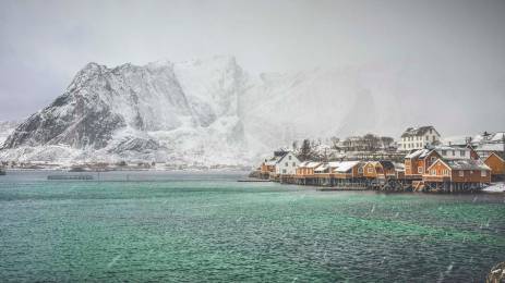 Kystmiljø med fjell i bakgrunn, Reine i Lofoten